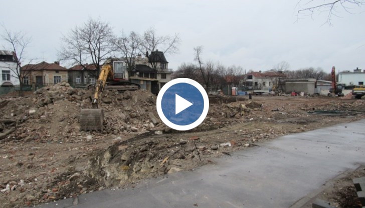 Сградата вече е напълно съборена