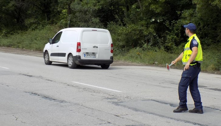 Полицията спря шофьор на товарен автомобил за проверка в Бяла