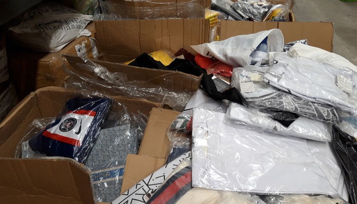 Сред задържаните количества фалшиви стоки са парфюми, дрехи и чанти Сред задържаните количества фалшиви стоки са парфюми, дрехи и чанти