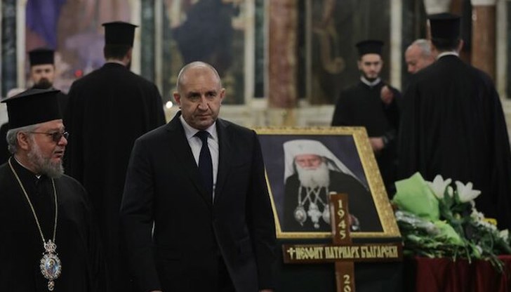 Президентът отдаде почит на патриарха в катедралата „Св. Александър Невски“