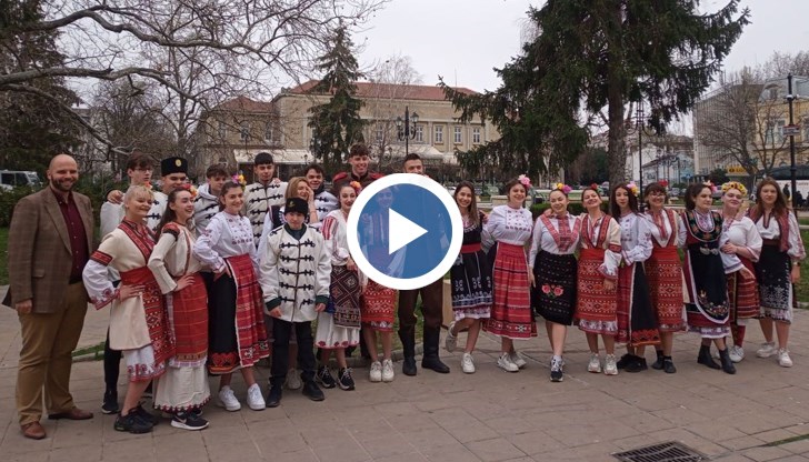 Днес учениците поканиха учителя пред училището да сключи договор с тях