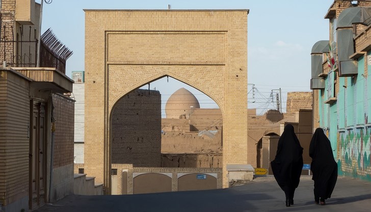 Ислямският закон в Иран забранява танците на мъже с жени или танците само на жени на обществени места Ислямският закон в Иран забранява танците на мъже с жени или танците само на жени на обществени места