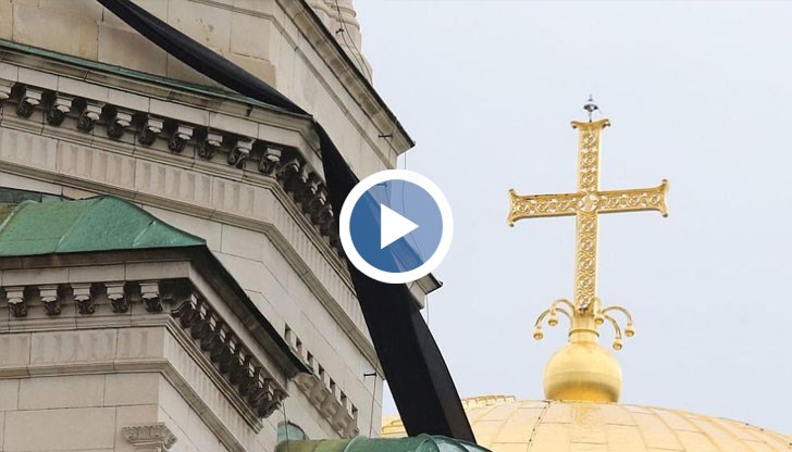 Той е в памет на българския патриарх Неофит