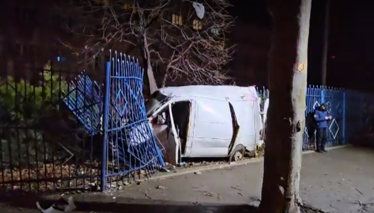 Пострадали са трима мъже, които са откарани по спешност в болница