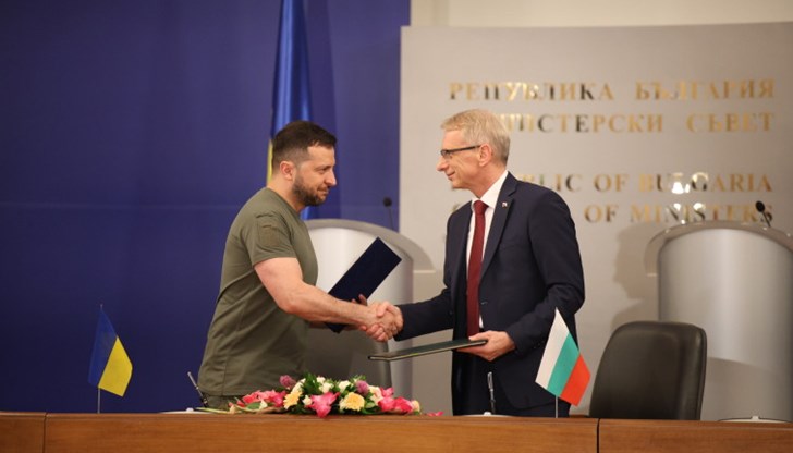 По време на неговия деветмесечен мандат страната недвусмислено следва прозападен път въпреки русофилските симпатии на много от гражданите ѝ По време на неговия деветмесечен мандат страната недвусмислено следва прозападен път въпреки русофилските симпатии на много от гражданите ѝ