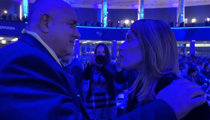 Лидерът на ГЕРБ потупва приятелски по рамото Роберта Мацола