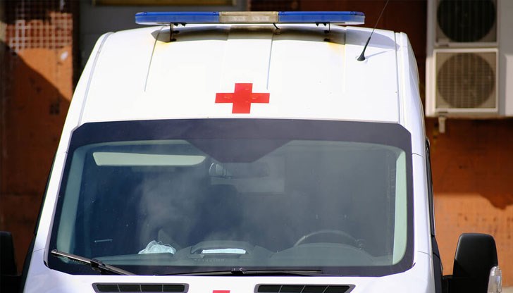 Мъж скочи от втория етаж, откаран е с линейка в болница, но въпреки усилията на лекарите е починал