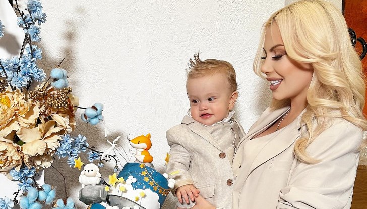 Хитовата певица отбеляза празника със снимки в мрежата Хитовата певица отбеляза празника със снимки в мрежата