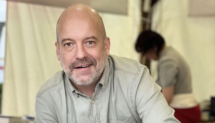 Чужденците си умират от кеф, допълва писателят