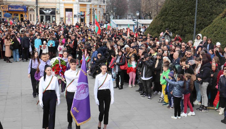 Стотици русенци се събраха пред Паметника на свободата