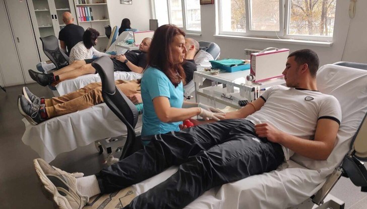 43 дванадесетокласници дадоха старт на кампания по кръводаряване в Бургас 43 дванадесетокласници дадоха старт на кампания по кръводаряване в Бургас