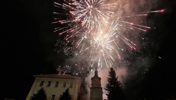 Преди това бяха поднесени венци и цветя пред Паметника на загиналите във войните Преди това бяха поднесени венци и цветя пред Паметника на загиналите във войните