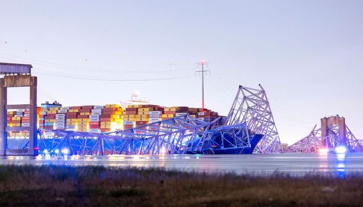 Близо 20 души са паднали във водата след срутването