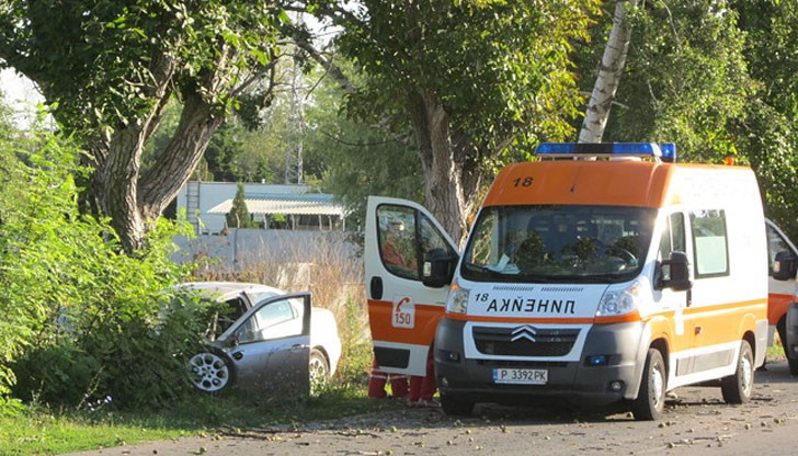 Млад шофьор с лек автомобил „Мерцедес“ се блъсна в дърво