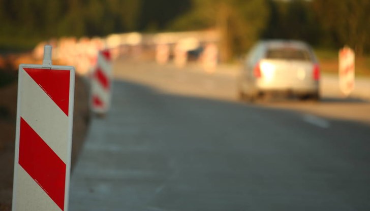 Пътната настилка е компрометирана с множество пукнатини и деформации Пътната настилка е компрометирана с множество пукнатини и деформации