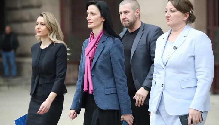 Христо Иванов го одобри, каза Мария Габриел на брифинг след като върна изпълнен мандата на президента Румен Радев Христо Иванов го одобри, каза Мария Габриел на брифинг след като върна изпълнен мандата на президента Румен Радев