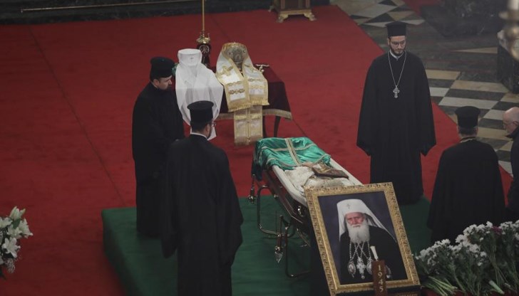 Гражданите ще преминават проверка за сигурност през пунктове, разположени при северния и при южния вход на храма