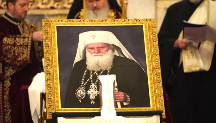 Десетки граждани, политици и общественици дойдоха да се поклонят пред духовния лидер