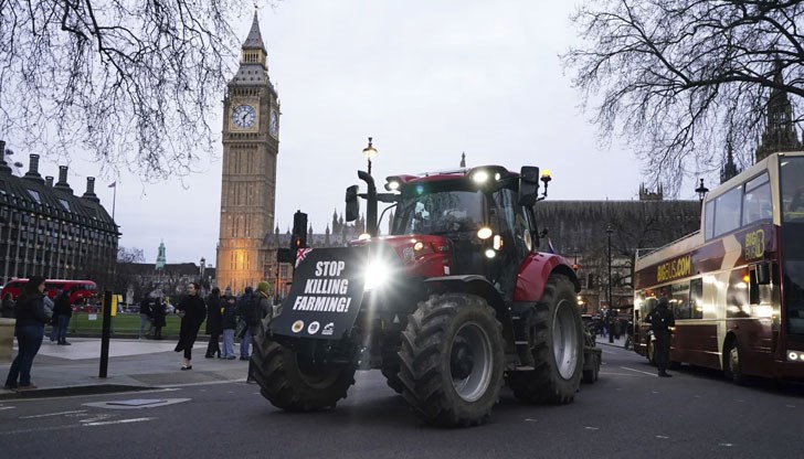 100 трактора от цялата страна се събраха в Уестминстър, където надуха клаксоните си и издигнаха лозунги