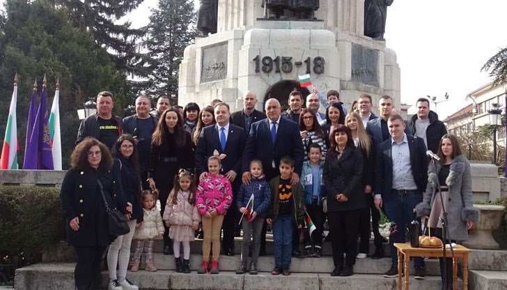 Лидерът на ГЕРБ Бойко Борисов поднесе цветя пред паметника "Майка България" във Велико Търново по случай Националния празник