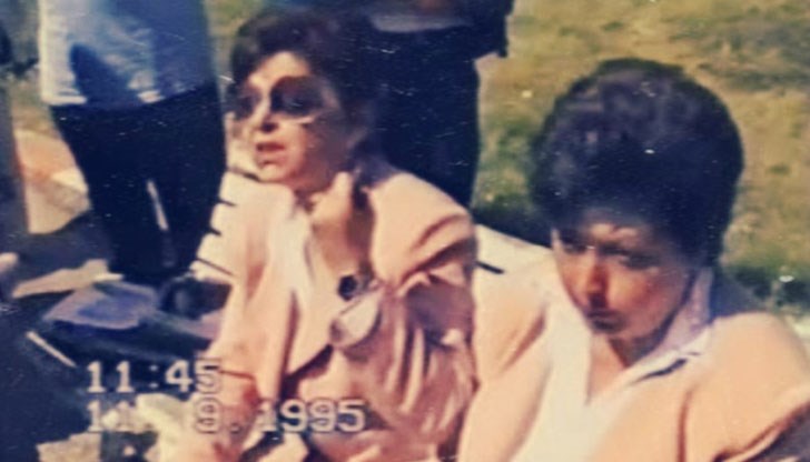 1995 г., Щръклево, Русе - контактьорките, облечени в розово, са в контакт и готови за посрещане