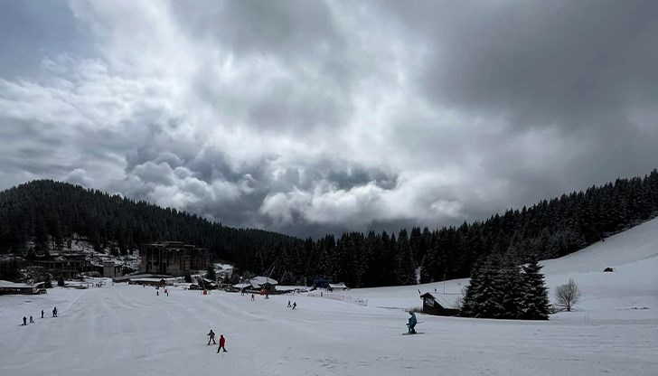 Сняг вали в Пампорово, времето ще се задържи облачно и през следващото денонощие