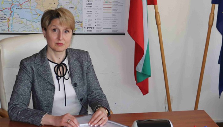 Тя е е родена през 1975 година в Русе, възпитаник е на Английска гимназия „Гео Милев“