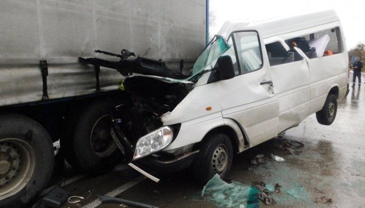 Ударили са се ТИР и пътнически микробус Ударили са се ТИР и пътнически микробус