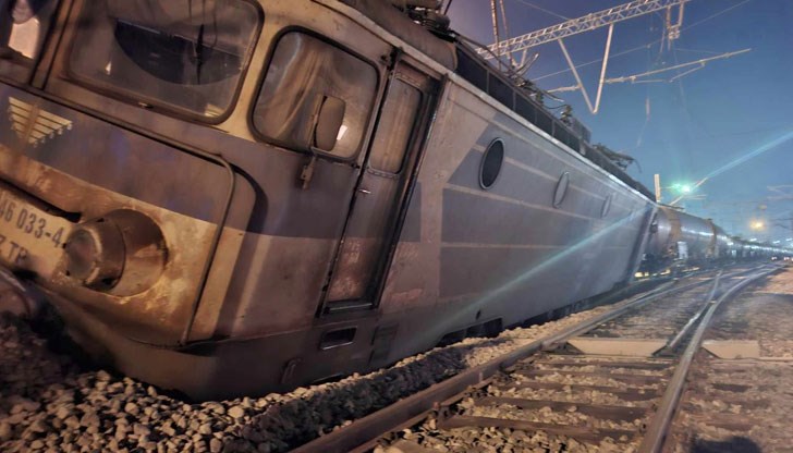 Локомотивът се е забил в купчина камъни