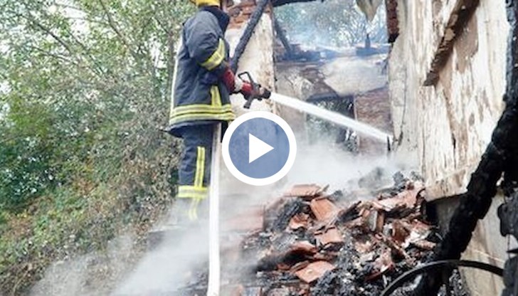Огънят е унищожил напълно сградата, а хората, живеещи там, са евакуирани