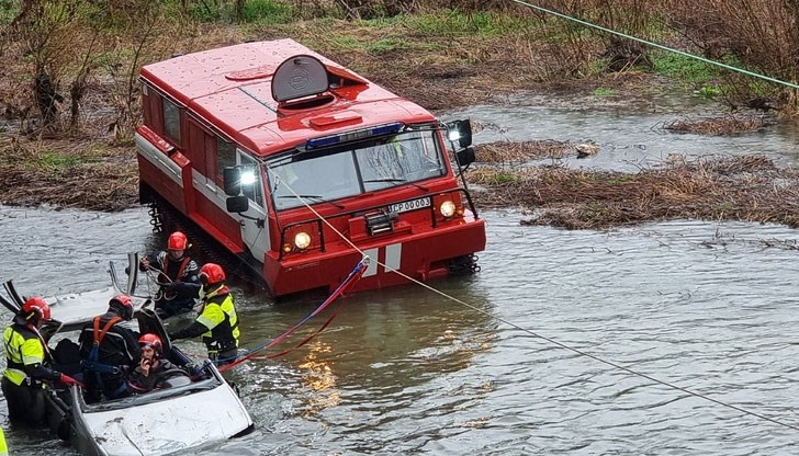 Огнеборци, медици и полицаи "спасяваха" бедстващи при катастрофи заради наводнение
