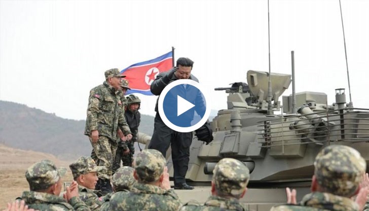Ким поздрави редиците от военнослужещи в камуфлажни униформи и наблюдаваше тренировъчен марш с жива стрелба от полеви команден пункт