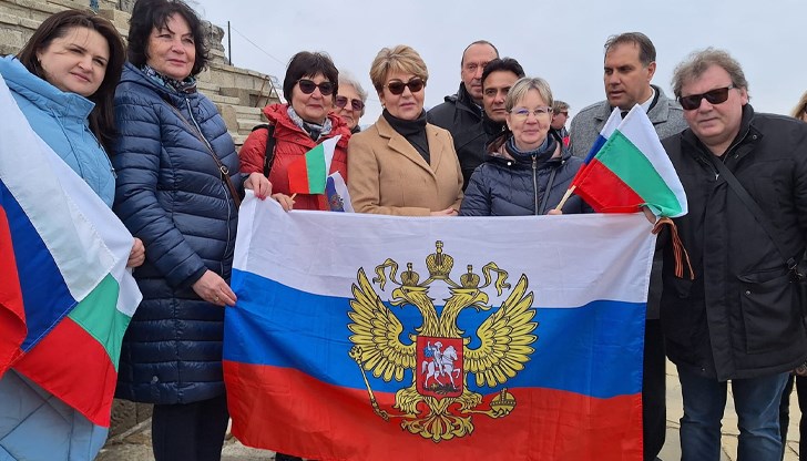 Служители на посолството на Руската федерация у нас положиха цветя на Паметника на свободата