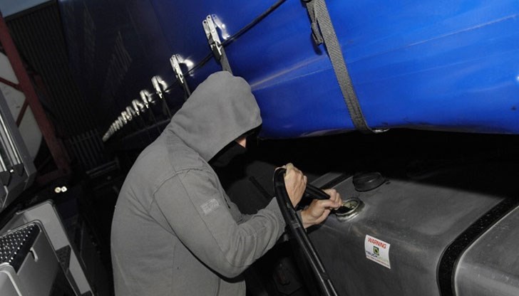 Апашите разбиват капачките на резервоарите на асфалтополагаща машина, валяк, бобкат и камион Апашите разбиват капачките на резервоарите на асфалтополагаща машина, валяк, бобкат и камион