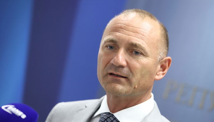 Внася се изцяло руски газ, а забранихме на "Булгаргаз" да работи с такъв, заяви бившият енергиен министър Внася се изцяло руски газ, а забранихме на "Булгаргаз" да работи с такъв, заяви бившият енергиен министър