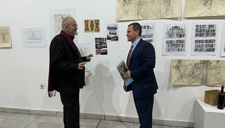 С екстравагантната си експозиция русенският художник не изневерява на провокативното си изкуство