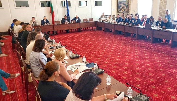 Той е внесен от ГЕРБ-СДС и ДПС