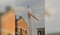 Деца висят от крана на замразен строеж в Пловдив