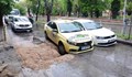 Улица в центъра на Варна "погълна" две коли