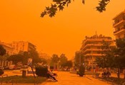 Оранжево небе над Гърция