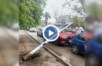Кран събори стълб върху кола в София