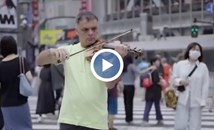 Васко Василев свири на пешеходна пътека в Токио