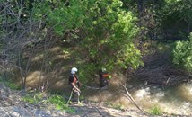 Пожарникари, общинари и доброволци почистват река Русенски Лом