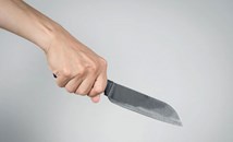 Маскиран мъж намушка с нож жена в дома ѝ в София