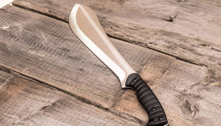 Осакатеният твърди, че е бил нападнат от „въоръжена банда“ от шестима енориаши