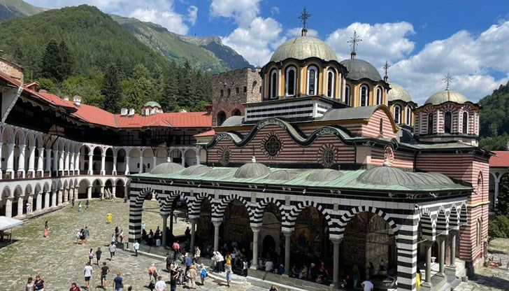 Историкът Джордже Боянич твърди, че стенописи в манастира на "старосръбски език", които изобразяват сръбски владетели и светци, са нарочно боядисвани и скривани