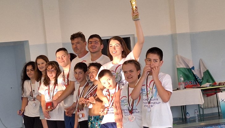 Малките плувци завоюваха общо 37 медала и 1 бронзова купа