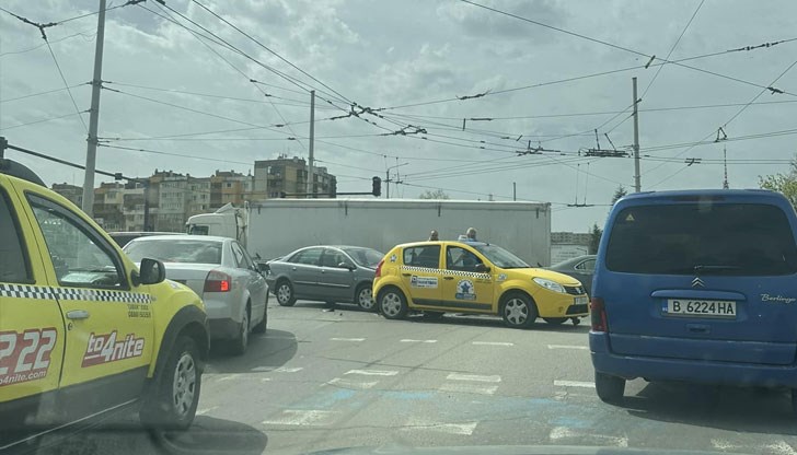 Леки автомобили се удариха на кръстовището между кварталите "Чародейка" и "Дружба"