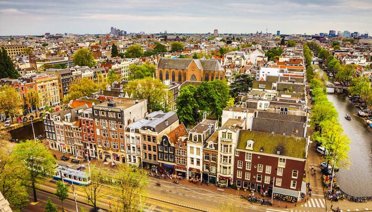 Нов хотел може да бъде построен, само ако затвори друг хотел, ако не се увеличи броят на леглата и ако новото място за настаняване е по-добро – например по-устойчиво Нов хотел може да бъде построен, само ако затвори друг хотел, ако не се увеличи броят на леглата и ако новото място за настаняване е по-добро – например по-устойчиво