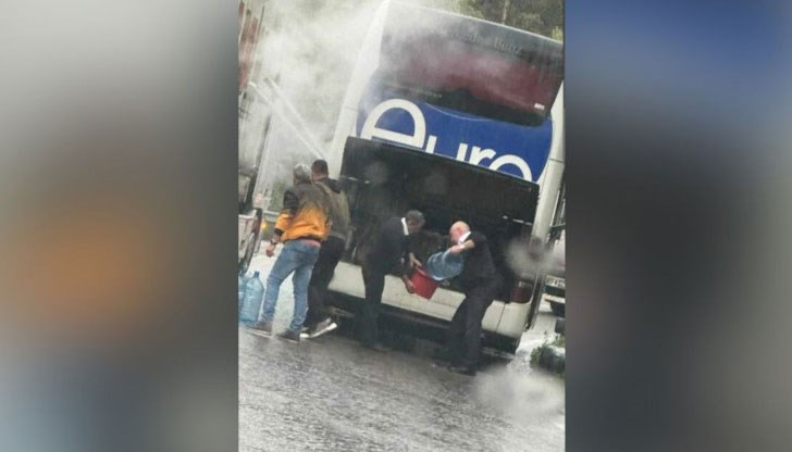 Шофьорите са успели сами да загасят огъня Шофьорите са успели сами да загасят огъня